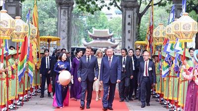 Tổng Bí thư Tô Lâm và Phu nhân cùng Tổng thống Pháp và Phu nhân thăm Văn Miếu