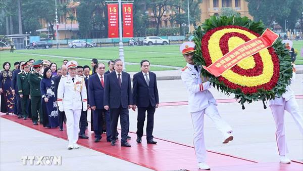Lãnh đạo Đảng, Nhà nước vào Lăng viếng Chủ tịch Hồ Chí Minh nhân kỷ niệm Ngày giải phóng miền Nam, thống nhất đất nước