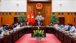 Thủ tướng: Dứt khoát không để thiếu xăng dầu trong mọi trường hợp; xem xét bố trí ngân sách để hỗ trợ bình ổn giá