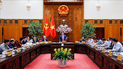 Thủ tướng: Dứt khoát không để thiếu xăng dầu trong mọi trường hợp; xem xét bố trí ngân sách để hỗ trợ bình ổn giá