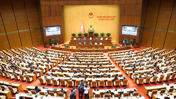 Quốc hội thông qua Nghị quyết về giảm thuế xăng, dầu