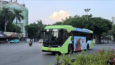 Hà Nội tăng cường các tuyến buýt phục vụ người dân tham dự Hội chợ mùa thu năm 2025