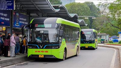 Thủ đô Hà Nội tiếp tục chuyển đổi sang xe buýt điện, năng lượng xanh