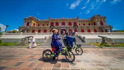Thử nghiệm hoạt động tham quan Hoàng cung Huế bằng xe đạp điện