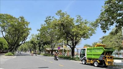 Thành phố Huế tiếp nhận xe tải điện chuyên dùng thu gom rác