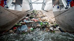 Thu gom, giảm thiểu rác thải nhựa trên sông Hồng