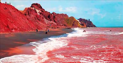 Bãi biển có màu đỏ rực tại Iran