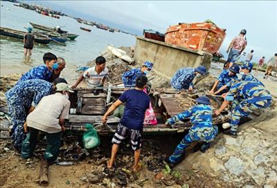 Trạm 1 Cảnh sát biển giúp ngư dân khắc phục, đối phó với 2 cơn bão