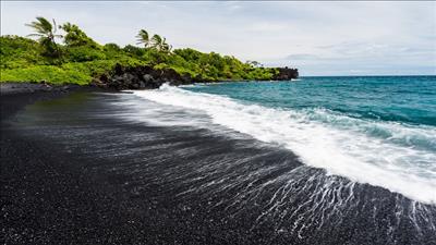 5 bãi biển cát đen tự nhiên trên thế giới