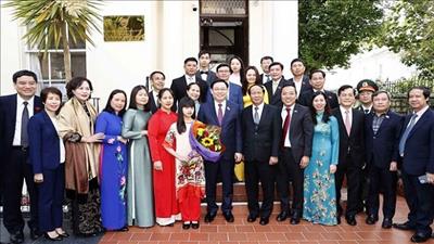 Chủ tịch Quốc hội gặp gỡ cộng đồng người Việt Nam tại Anh