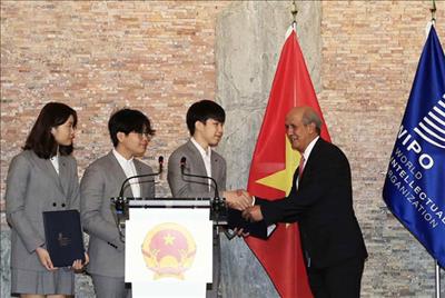 WIPO vinh danh ba học sinh Việt sáng chế mũ ngăn nCoV
