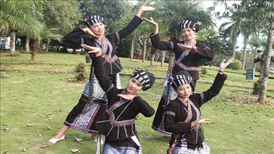 Phát triển du lịch với bảo tồn văn hóa dân tộc Lự tỉnh Lai Châu