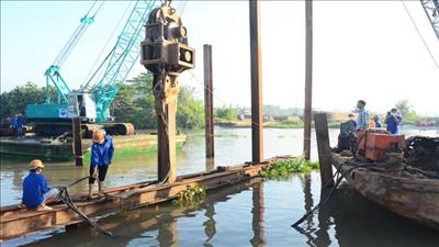 Tiền Giang thi công đập thép ngăn mặn đầu năm 2022