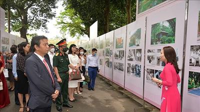 Triển lãm di tích lưu niệm và tượng đài Bác Hồ tại Việt Nam và thế giới