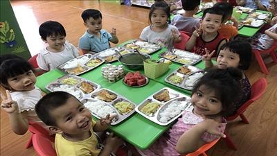 Tăng cường dinh dưỡng, nâng cao thể trạng trẻ em Việt