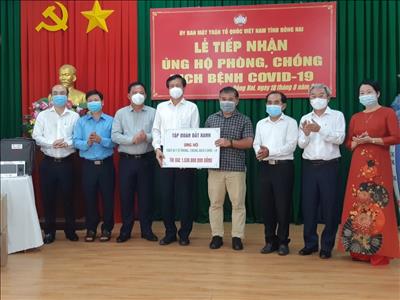 Tập đoàn Đất Xanh: Trao tặng thiết bị y tế cho 6 tỉnh, thành phố phía Nam phòng chống dịch