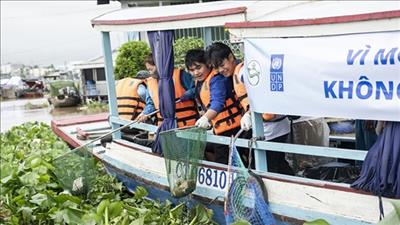 Đẩy mạnh các giải pháp thu gom, xử lý rác trên sông, kênh, rạch