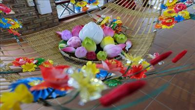 Rực rỡ sắc màu hoa Tết tại làng nghề hoa giấy Thanh Tiên