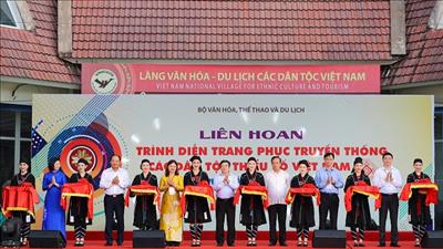 Liên hoan trình diễn trang phục các dân dộc thiểu số Việt Nam khu vực phía Bắc