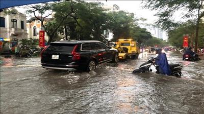Mưa lớn, cảnh báo ngập lụt ở nội thành Hà Nội