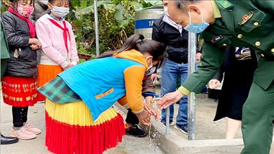 Trao tặng công trình nước sạch tại đồn Biên phòng Lũng Cú