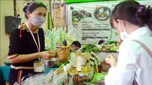 Mua sắm nông sản sạch từ phiên chợ Tết xanh - Quà Việt xuân Nhâm Dần 2022