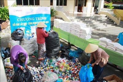 Hội An: Hội Phụ nữ tổ chức chương trình “đổi rác thải nhựa lấy gạo”