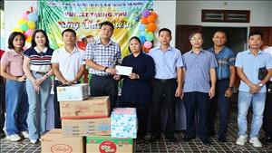 Câu lạc bộ Tennis báo chí Nghệ An tặng quà Tết Trung thu cho trẻ em mồ côi, khuyết tật