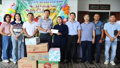 Câu lạc bộ Tennis báo chí Nghệ An tặng quà Tết Trung thu cho trẻ em mồ côi, khuyết tật
