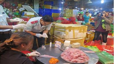 Sẽ test nhanh thực phẩm tại các chợ truyền thống ở TPHCM