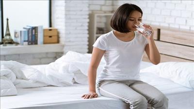 Những thói quen uống nước gây hại cho cơ thể