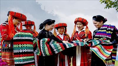 Bảo tồn trang phục truyền thống các dân tộc qua số hóa