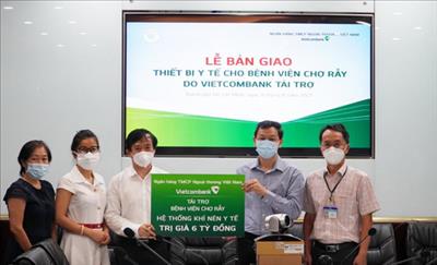 Ngân hàng TMCP Ngoại thương (Vietcombank): Tặng trang thiết bị y tế cho Bệnh viện Chợ Rẫy và Bệnh viện Quân y 175.