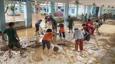 Bảo đảm nước sạch, vệ sinh môi trường, quản lý chất thải y tế trong mùa mưa lũ