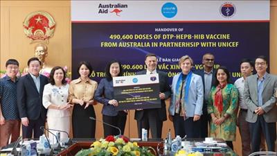 Tiếp nhận 490.600 liều vaccine 5 trong 1 từ Australia
