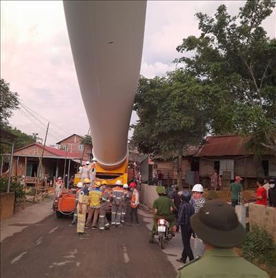 Quảng Trị: Bảo vệ xe chở thiết bị điện gió, 5 công an bị thương