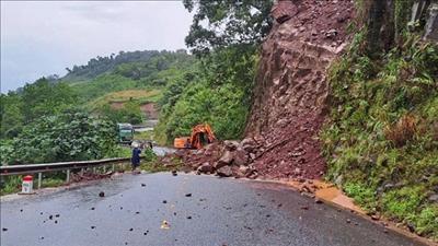 Nhanh chóng khôi phục giao thông, đặc biệt là các tuyến đường phục vụ cứu hộ, cứu nạn