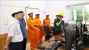 Hai đoàn công tác của EVNNPT đang chỉ huy, ứng trực tại vùng tâm bão số 10