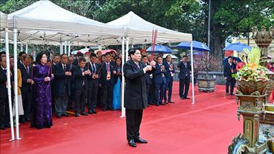 Chủ tịch nước Lương Cường cùng đại biểu kiều bào dâng hương tại Tượng đài Vua Lý Thái Tổ và đền Ngọc Sơn