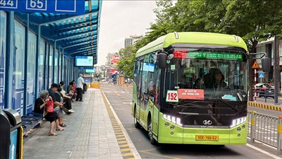 TPHCM: Phấn đấu chuyển đổi toàn bộ xe buýt và taxi sang sử dụng điện, năng lượng xanh trước năm 2030