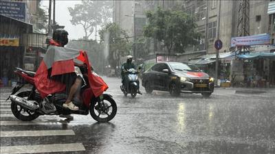 Bắc Bộ mưa dông diện rộng, Trung Bộ và Nam Bộ ngày nắng