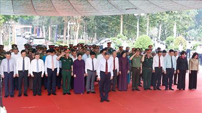 Tổng Bí thư, Chủ tịch nước Tô Lâm dâng hương tưởng niệm các Anh hùng liệt sĩ tại Tây Ninh