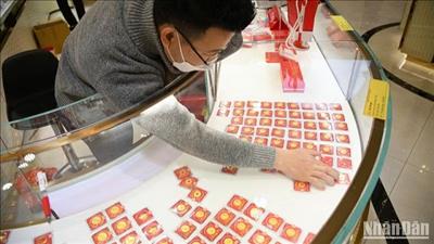 Giá vàng ngày 4/5: Giá vàng trong nước tăng trở lại trong khi giá thế giới giảm
