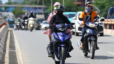 Nắng nóng đặc biệt gay gắt bao trùm Bắc Bộ và Trung Bộ, có nơi trên 40 độ C