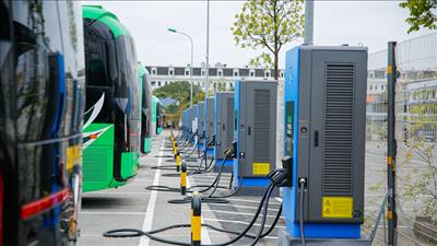 Hà Nội hỗ trợ 70% lãi vay cho doanh nghiệp đầu tư xe buýt điện và trạm sạc