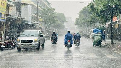 Mưa dông tiếp diễn tại nhiều khu vực trên cả nước
