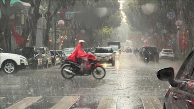 Mưa dông tại nhiều khu vực trên cả nước, có nơi mưa rất to