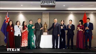 Tổng Bí thư, Chủ tịch nước Tô Lâm gặp gỡ cán bộ, nhân viên sứ quán và người Việt Nam tại New Zealand