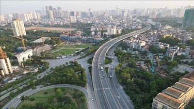 Bắc Bộ và Trung Bộ ngày nắng nóng, có nơi nắng nóng gay gắt; Nam Bộ mưa dông rải rác