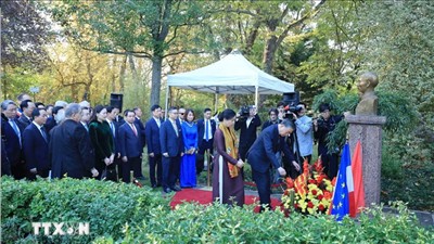 Tổng Bí thư, Chủ tịch nước dâng hoa tại Tượng Chủ tịch Hồ Chí Minh ở Montreuil